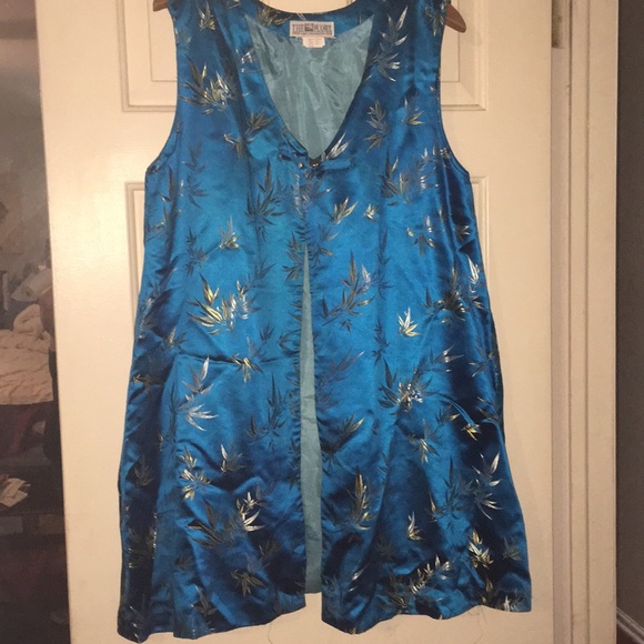 Long satin oriental vest with one button closure. - Picture 5 of 5